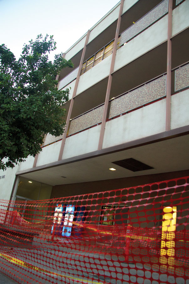  An 8-foot wide decorative panel crashed from the third story of Russell Hall early Monday. Nobody was hurt, but college officials have cordoned off the walkways as a precaution./ Liz Monroy/ el Don